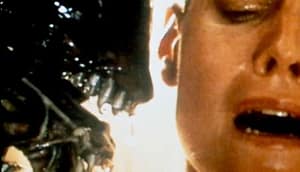 kus met een alien uit de film Alien 3 kus met een alien uit de film Alien 3